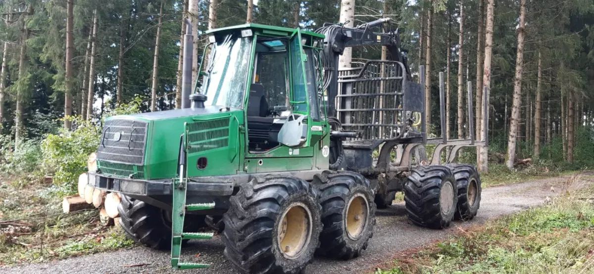 John Deere 1110D Rückewagen im Wald im Einsatz