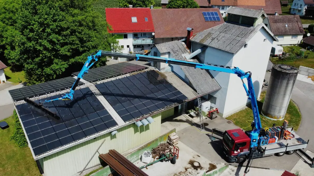 Solardachreinigung Aufnahme mit einer Drohne während dem Prozess